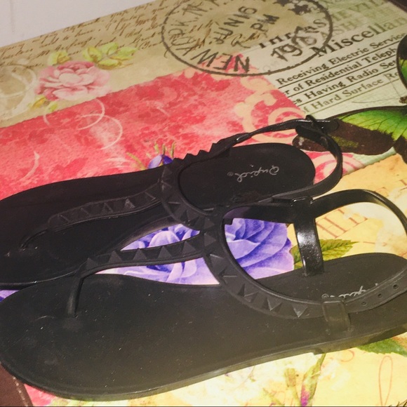 Black thong sandals with spikes - Picture 3 of 3